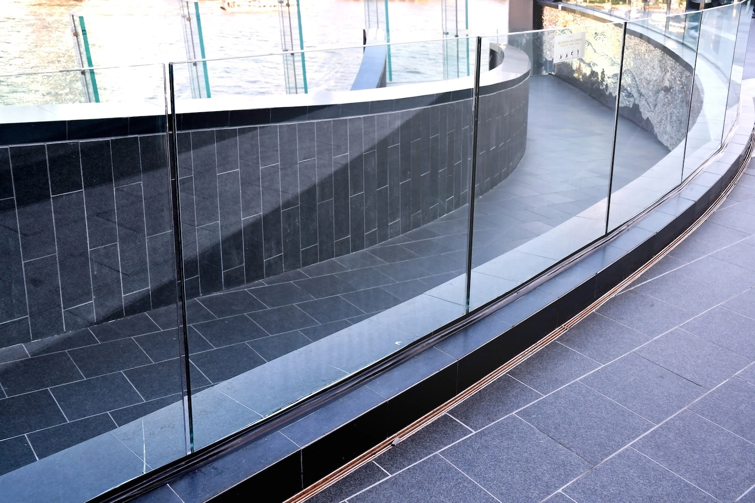 Glasgeländer-Lauf-Metallbau.jpg